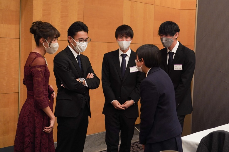 【陸連アワードの舞台裏】競歩チームで歓談中！緊張した様子の大山藍を先輩たちが温かく迎えます！