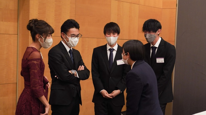 【陸連アワードの舞台裏】競歩チームで歓談中！緊張した様子の大山藍を先輩たちが温かく迎えます！