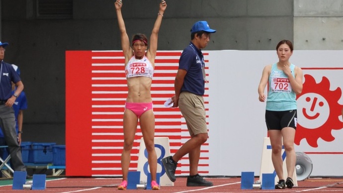【第107回日本選手権】女子100m予選3組　スタート前、声援に応える君嶋愛梨沙 