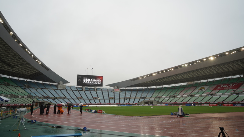 【第107回日本選手権】雨が降り続くヤンマースタジアム長居。競技時間・日程に変更あり