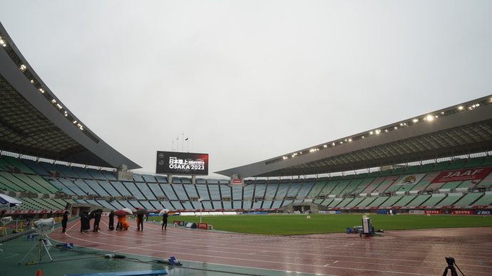 【第107回日本選手権】雨が降り続くヤンマースタジアム長居。競技時間・日程に変更あり