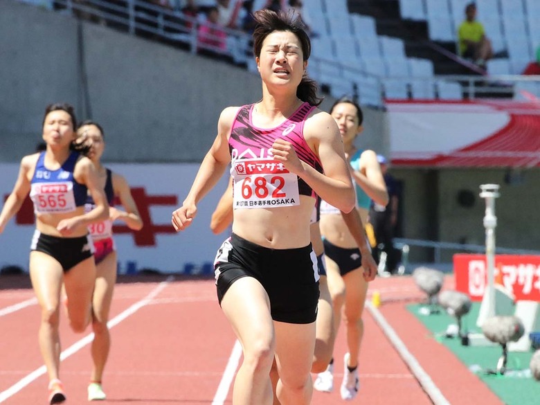 【第107回日本選手権】女子800m 予選3組　苦しそうな表情でフィニッシュの池崎愛里