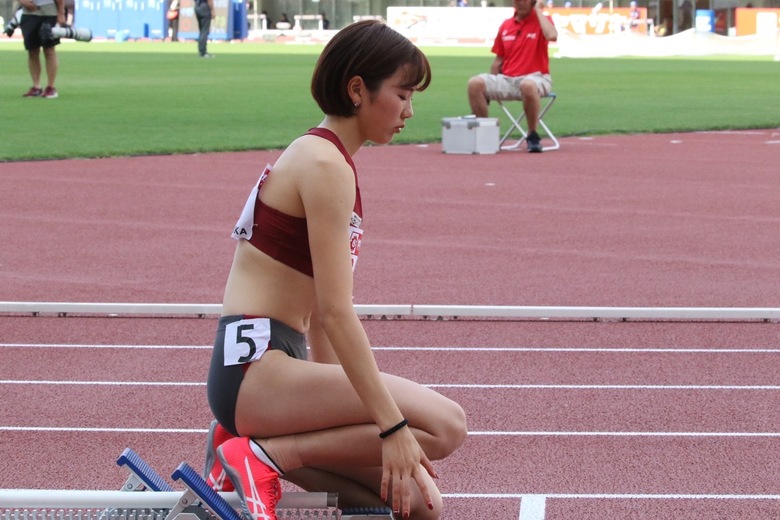【第107回日本選手権】女子400mH　レース直前。集中力を高める山本亜美