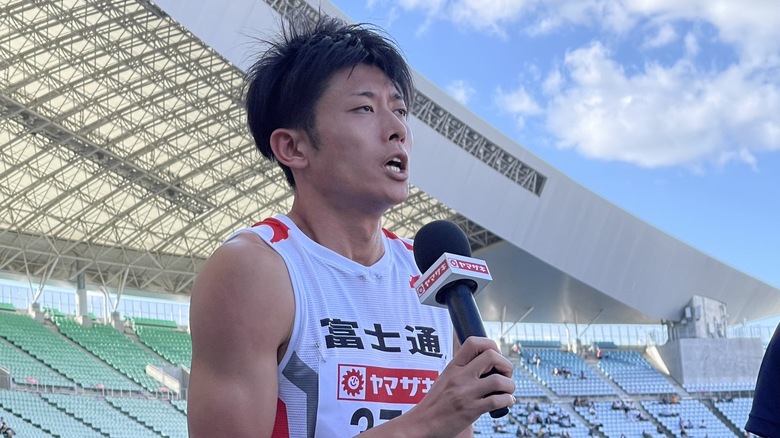 【第107回日本選手権】男子400m 予選2組　レース後インタビューを受ける佐藤拳太郎