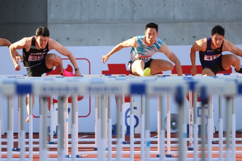 【第107回日本選手権】男子110mH 予選2組　横一線でハードルを超える選手たち