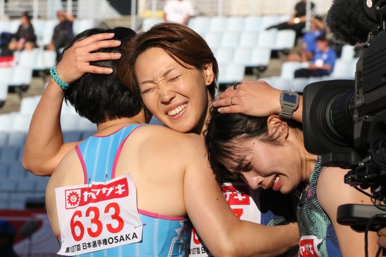 【第107回日本選手権】女子100mH　寺田明日香が僅差の激戦を制して優勝！健闘を称え合う選手たち