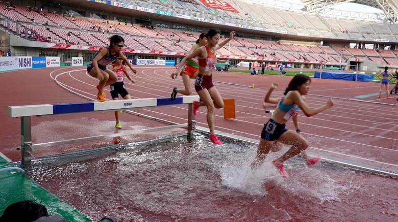 【第108回日本選手権】女子3000m障害物 決勝:水しぶきをあげながら水壕を越える選手たち
