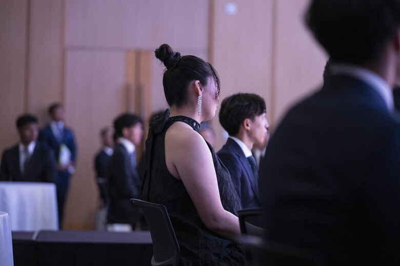 【陸連アワード2024の舞台裏】表彰式中の選手に密着!選手は会場前方の円卓に座ります