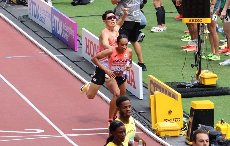 【東京2025世界陸上】DAY1 混合4×400mリレー 予選　バトンは第２走者の井戸 アビゲイル風果（東邦銀行）へ