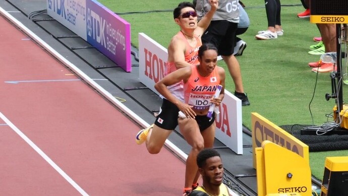 【東京2025世界陸上】DAY1 混合4×400mリレー 予選　バトンは第２走者の井戸 アビゲイル風果（東邦銀行）へ