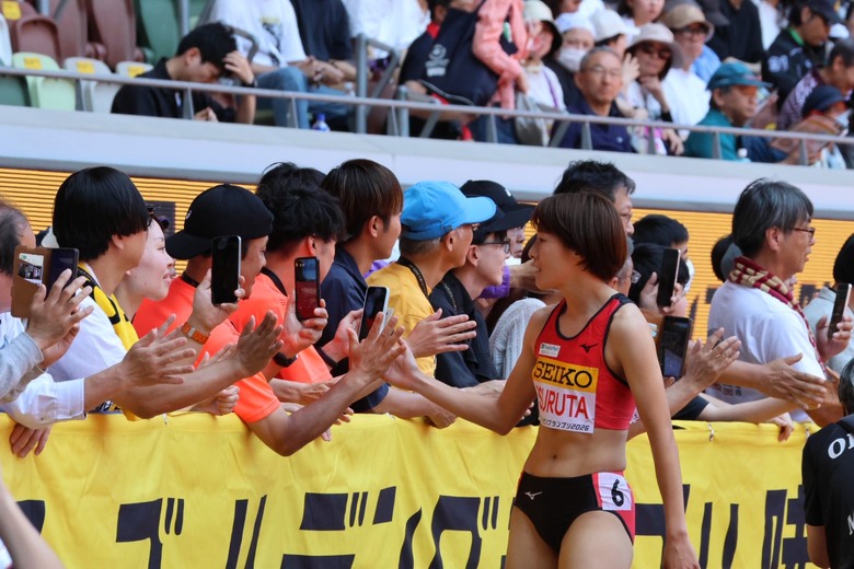 【セイコーGGP】セイコープレミアムシートのお客さまが競技後の選手をお出迎え