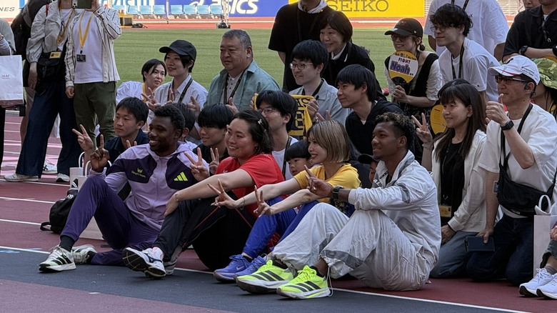 【セイコーGGP】競技終了後、セイコープレミアムシートでご観戦された方々と選手たちが笑顔の交流