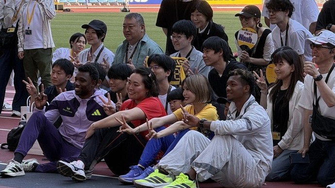 【セイコーGGP】競技終了後、セイコープレミアムシートでご観戦された方々と選手たちが笑顔の交流