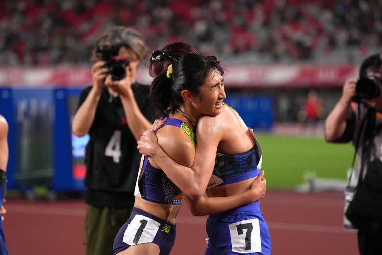 【第110回日本選手権】女子5000m 決勝:ラストスパートで競り合った優勝・山本有真を称える田中希実。5連覇はならず