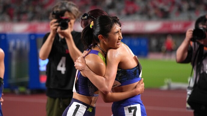 【第110回日本選手権】女子5000m　決勝：ラストスパートで競り合った優勝・山本有真を称える田中希実。5連覇はならず