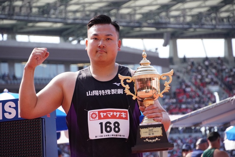 【第110回日本選手権】男子ハンマー投 決勝:優勝トロフィーを手にする中川達斗(山陽特殊製鋼・兵 庫)。アジア大の日本代表にも内定!