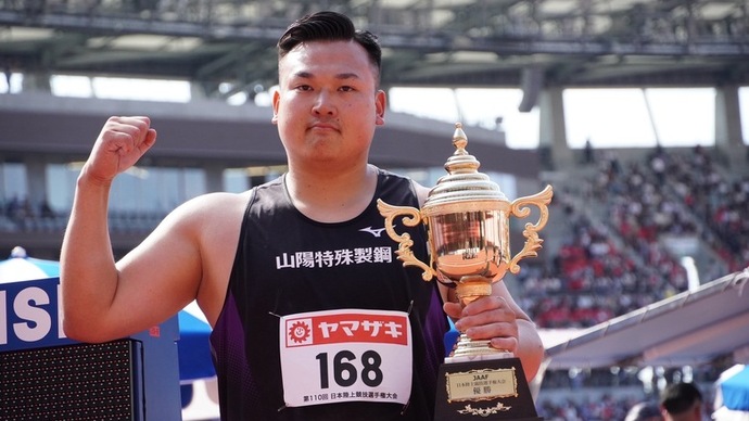 【第110回日本選手権】男子ハンマー投　決勝：優勝トロフィーを手にする中川達斗（山陽特殊製鋼・兵　庫）。アジア大の日本代表にも内定！