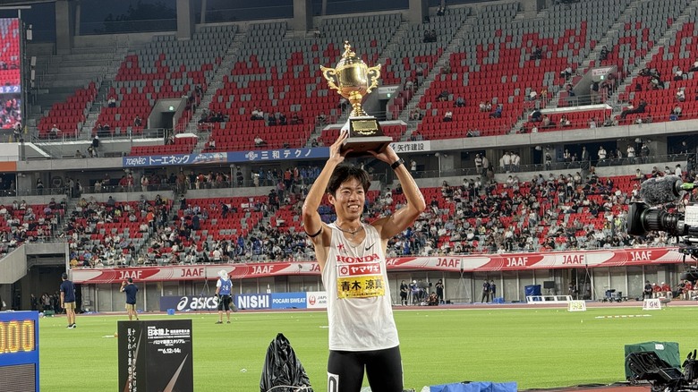 【第110回日本選手権】男子3000m障害物 決勝:優勝トロフィーを掲げる青木涼真。アジア大会内定も手に!