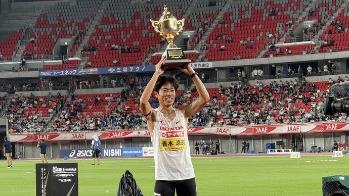 【第110回日本選手権】男子3000m障害物　決勝：優勝トロフィーを掲げる青木涼真。アジア大会内定も手に！