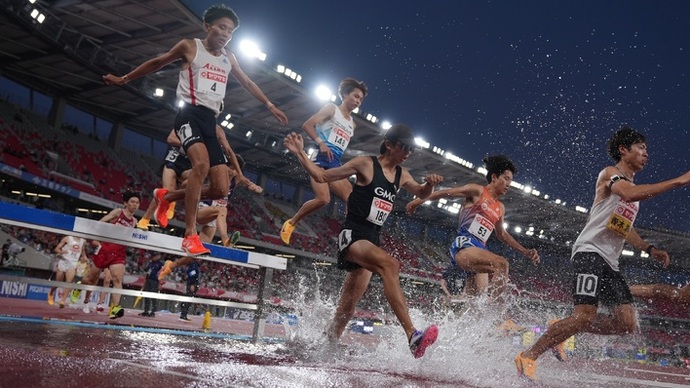 【第110回日本選手権】男子3000m障害物　決勝：水濠を飛び越える選手たち