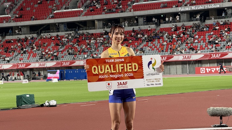 【第110回日本選手権】女子5000m　決勝：アジア大会内定のボードを手にフォトセッションに臨む山本有真（積水化学・千　葉）