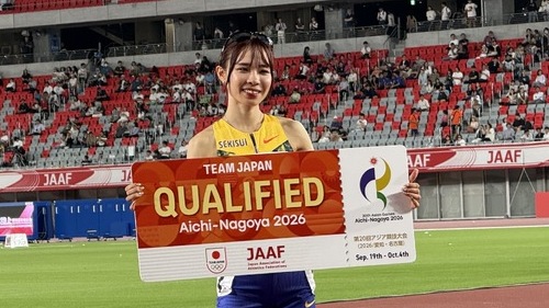 【第110回日本選手権】女子5000m　決勝：アジア大会内定のボードを手にフォトセッションに臨む山本有真（積水化学・千　葉）