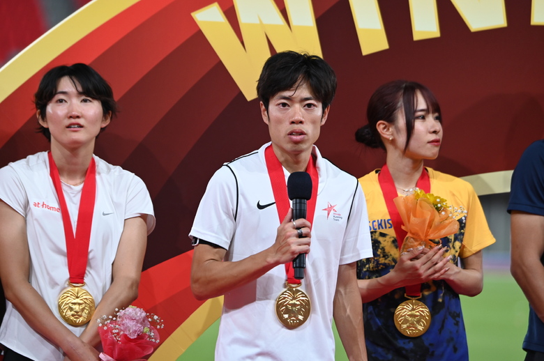 【第110回日本選手権】DAY1 メダルセレモニー:観客の前でインタビューを受ける青木涼真