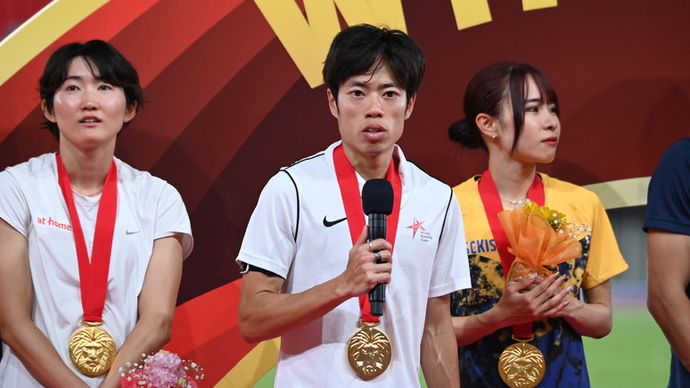 【第110回日本選手権】DAY1 メダルセレモニー：観客の前でインタビューを受ける青木涼真