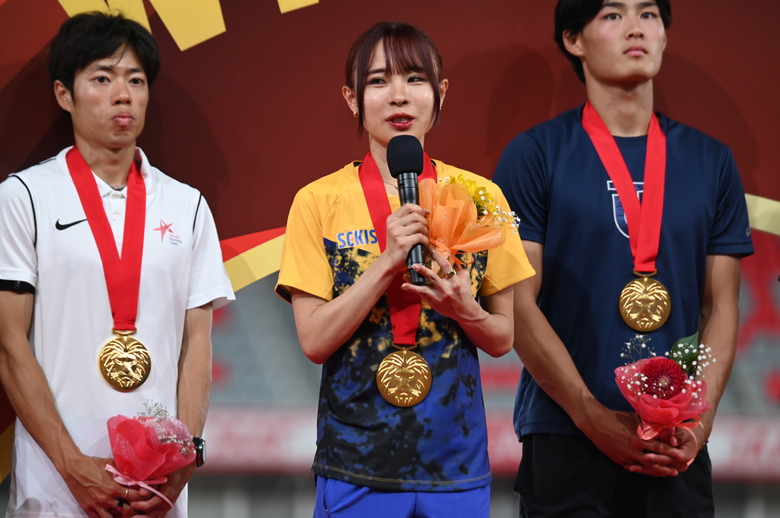 【第110回日本選手権】DAY1 メダルセレモニー:インタビューを受ける山本有真