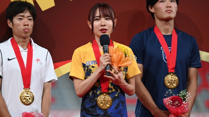 【第110回日本選手権】DAY1 メダルセレモニー：インタビューを受ける山本有真
