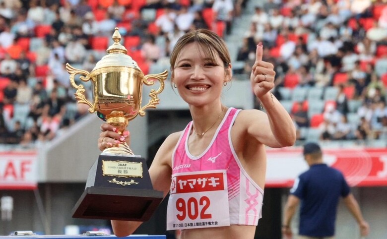 【第110回日本選手権】女子100mハードル 決勝:笑顔でトロフィーを掲げる中島ひとみ(長谷川体育施設・兵 庫)