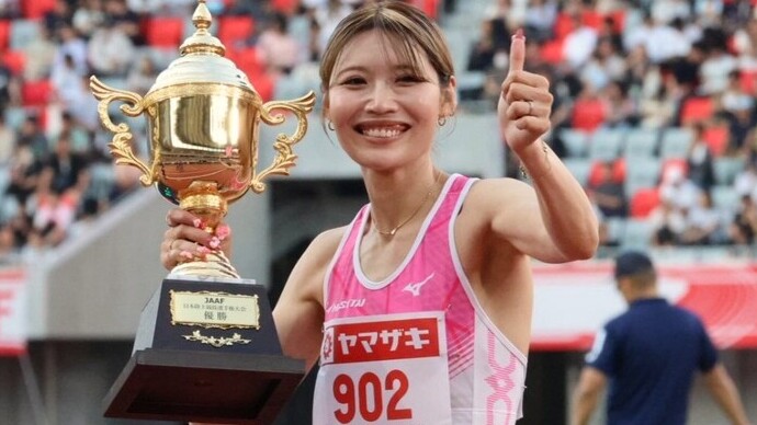 【第110回日本選手権】女子100mハードル　決勝：笑顔でトロフィーを掲げる中島　ひとみ（長谷川体育施設・兵　庫）