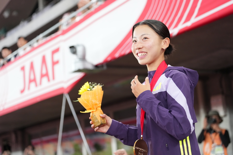 【第110回日本選手権】DAY2 メダルセレモニー：笑顔でスタンドの歓声に応える久保凛