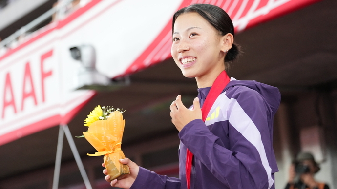 【第110回日本選手権】DAY2 メダルセレモニー：笑顔でスタンドの歓声に応える久保凛