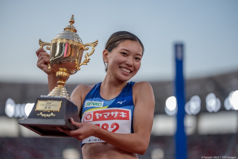 【第110回日本選手権】トロフィーを掲げて笑顔の髙橋渚