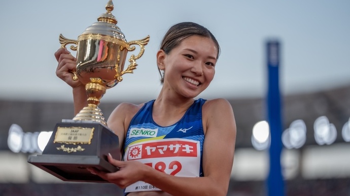 【第110回日本選手権】トロフィーを掲げて笑顔の髙橋渚