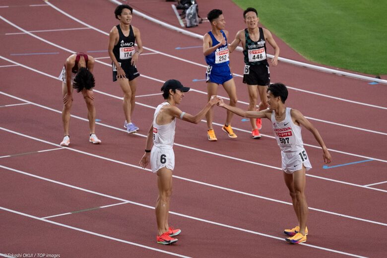 【第110回日本選手権】男子5000m 決勝:1着 森凪也・2着 中野翔太 Hondaの2選手のグータッチ