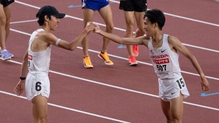 【第110回日本選手権】男子5000m　決勝：1着 森凪也・2着 中野翔太　Hondaの2選手のグータッチ