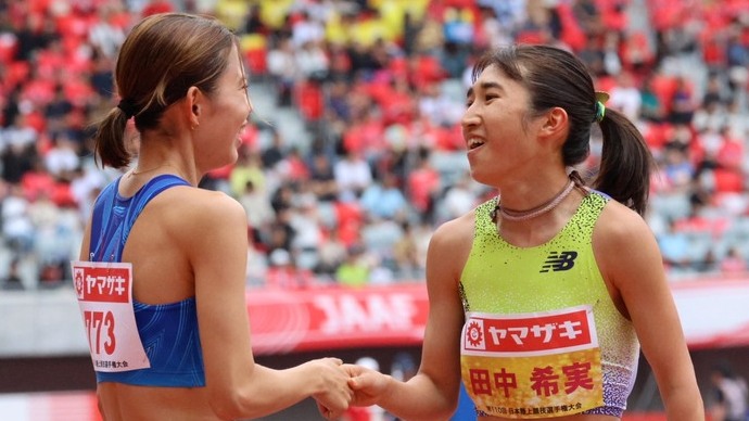 【第110回日本選手権】リスペクト。全力を出し切った選手たちが健闘を称え合う（田中希実・道下美槻）