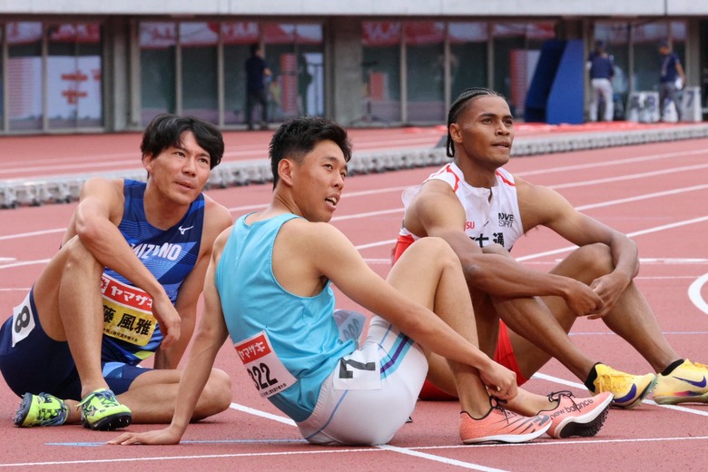 【第110回日本選手権】レース後、3人でタイムを見つめ合う。(中島佑気ジョセフ・林申雅・佐藤風雅)