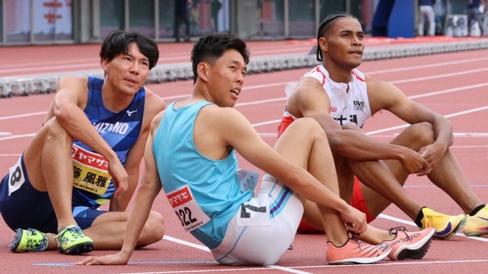 【第110回日本選手権】レース後、3人でタイムを見つめ合う。(中島佑気ジョセフ・林申雅・佐藤風雅)