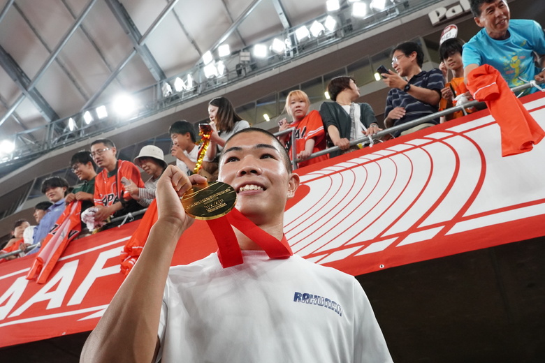 【第110回日本選手権】DAY3 メダルセレモニー:後藤大樹(洛南高)が金メダルをアピール。
