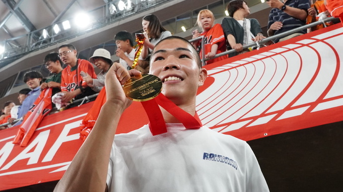 【第110回日本選手権】DAY3 メダルセレモニー：後藤大樹（洛南高）が金メダルをアピール。