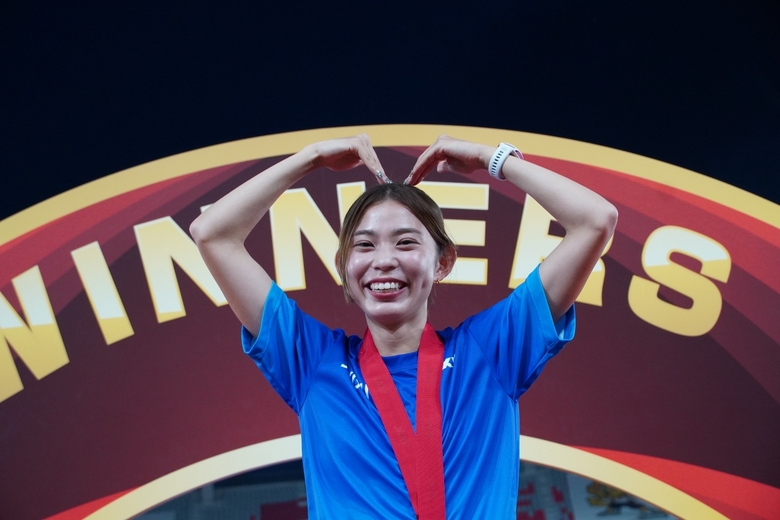 【第110回日本選手権】DAY3 メダルセレモニー:ハートポーズで笑顔を見せる道下美槻