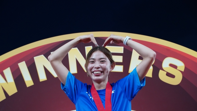 【第110回日本選手権】DAY3 メダルセレモニー：ハートポーズで笑顔を見せる道下美槻