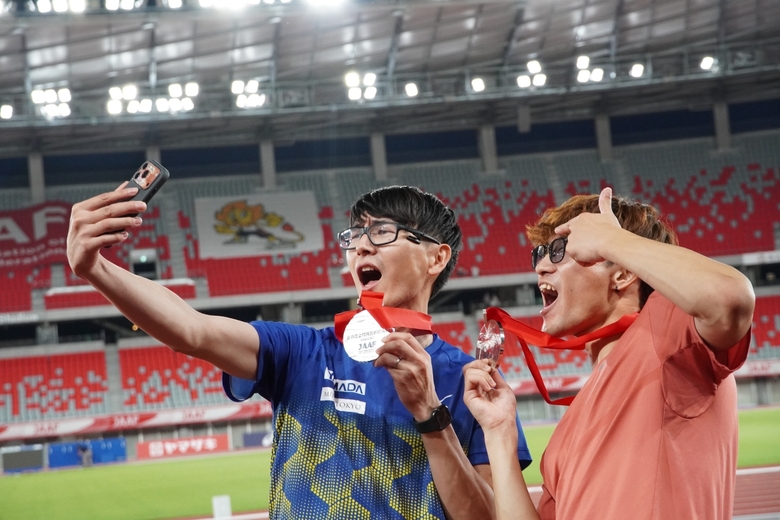 【第110回日本選手権】DAY3 メダルセレモニー:仲良くツーショット(黒川和樹・瀬古優斗)