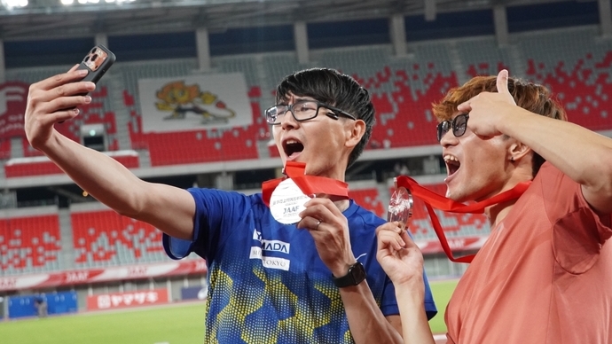 【第110回日本選手権】DAY3 メダルセレモニー：仲良くツーショット(黒川和樹・瀬古優斗)