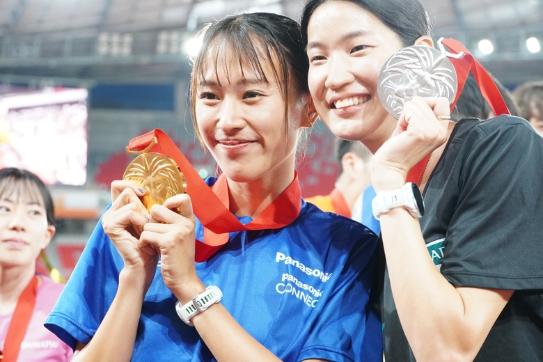 【第110回日本選手権】DAY3 メダルセレモニー:女子3000m障害物、1着・2着の齋藤みうと西山未奈美