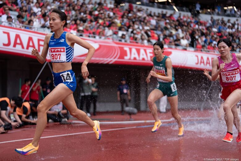【第110回日本選手権】女子3000m障害物 決勝:水しぶきをあげて走る選手たち
