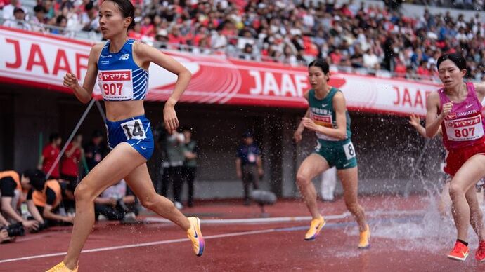 【第110回日本選手権】女子3000m障害物　決勝：水しぶきをあげて走る選手たち